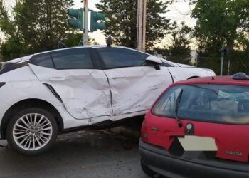 Σοβαρό τροχαίο στη Θεσσαλονίκη: Το ένα αμάξι πάνω στο άλλο – Διασωληνωμένος σε σοβαρή κατάσταση ο ένας οδηγός