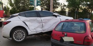 Alldaynews.gr Σοβαρό τροχαίο στη Θεσσαλονίκη: Το ένα αμάξι πάνω στο άλλο – Διασωληνωμένος σε σοβαρή κατάσταση ο ένας οδηγός