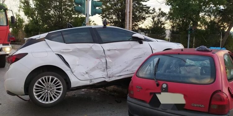 Alldaynews.gr Σοβαρό τροχαίο στη Θεσσαλονίκη: Το ένα αμάξι πάνω στο άλλο – Διασωληνωμένος σε σοβαρή κατάσταση ο ένας οδηγός