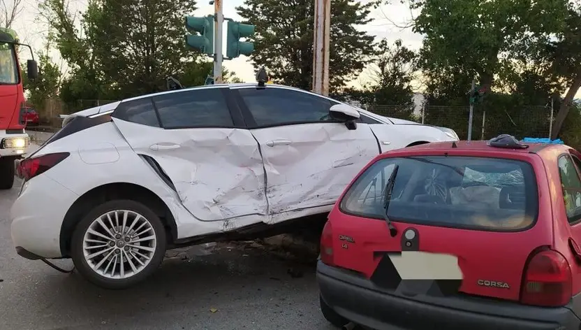 Σοβαρό τροχαίο στη Θεσσαλονίκη: Το ένα αμάξι πάνω στο άλλο – Διασωληνωμένος σε σοβαρή κατάσταση ο ένας οδηγός