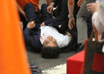 Σίνζο Άμπε: Η στιγμή που τον πυροβολούν πισώπλατα κατά τη διάρκεια ομιλίας του