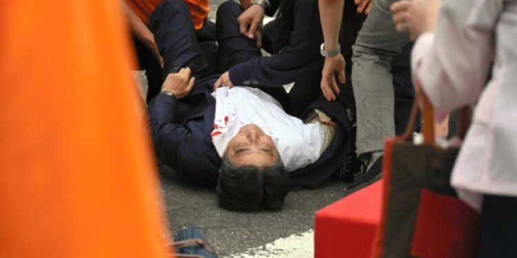 Σίνζο Άμπε: Η στιγμή που τον πυροβολούν πισώπλατα κατά τη διάρκεια ομιλίας του