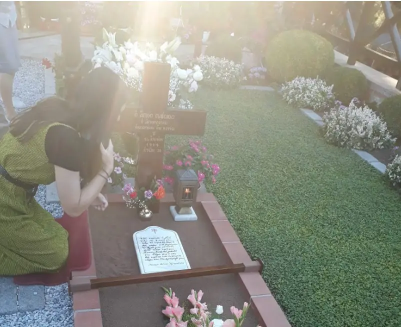 Άγιος Παΐσιος: Πλήθος κόσμου στον τάφο του-Δείτε βίντεο με πιστούς που φτάνουν να προσκυνήσουν