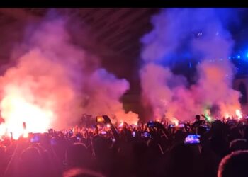 Iron Maiden: Άναψαν καπνογόνα οι φανατικοί της μπάντας – «Τα πήρε» ο Bruce Dickinson και έφυγε από τη σκηνή![video]