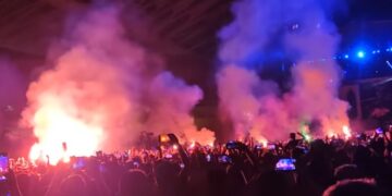 Iron Maiden: Άναψαν καπνογόνα οι φανατικοί της μπάντας – «Τα πήρε» ο Bruce Dickinson και έφυγε από τη σκηνή![video]