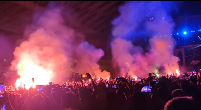 Iron Maiden: Άναψαν καπνογόνα οι φανατικοί της μπάντας – «Τα πήρε» ο Bruce Dickinson και έφυγε από τη σκηνή![video]