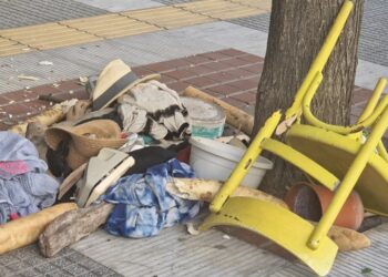 Απίστευτο! Βγήκε γυμνή στο μπαλκόνι και πετούσε στο πεζοδρόμιο καρέκλες και προσωπικά της αντικείμενα[video]