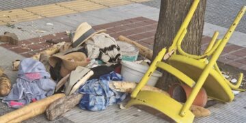 Απίστευτο! Βγήκε γυμνή στο μπαλκόνι και πετούσε στο πεζοδρόμιο καρέκλες και προσωπικά της αντικείμενα[video]