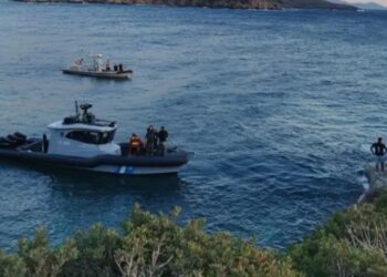 Συντριβή ελικοπτέρου στη Σάμο: Διασώθηκε ο πιλότος – Νεκροί δύο επιβαίνοντες – Αγνοείται το τέταρτο μέλος[Φωτογραφίες]