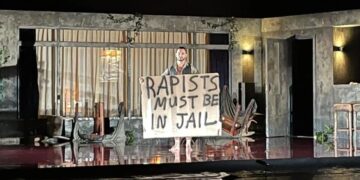 Σήκωσαν πανό για τον Λιγνάδη στο Διεθνές Φεστιβάλ Καλαμάτας – «Εξαφανίσθηκε» η Μενδώνη