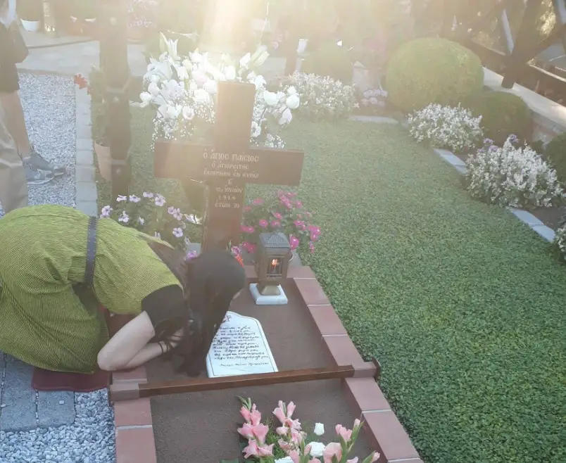 Άγιος Παΐσιος: Πλήθος κόσμου στον τάφο του-Δείτε βίντεο με πιστούς που φτάνουν να προσκυνήσουν
