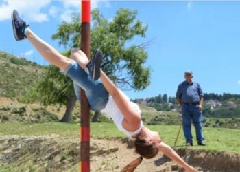 Έπαθε ΣΟΚ ο παππούς! Τουρίστρια στο Λιβάδι Ελασσόνας είδε κολόνα στον δρόμο και άρχισε το… pole dancing