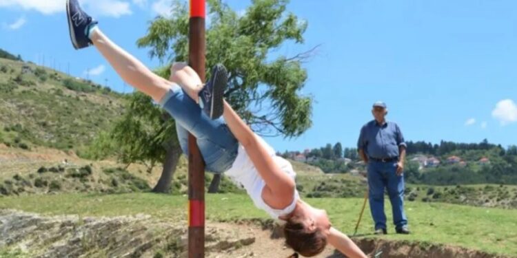 Alldaynews.gr Έπαθε ΣΟΚ ο παππούς! Τουρίστρια στο Λιβάδι Ελασσόνας είδε κολόνα στον δρόμο και άρχισε το… pole dancing