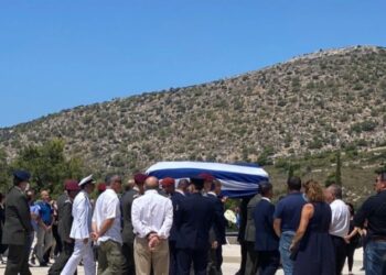 Πτώση ελικοπτέρου: Θρήνος στην κηδεία του ”Ήρωα” Έλληνα πιλότου-Ράγισε καρδιές ο σπαραγμός της μητέρας του[video]