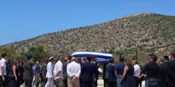 Πτώση ελικοπτέρου: Θρήνος στην κηδεία του ”Ήρωα” Έλληνα πιλότου-Ράγισε καρδιές ο σπαραγμός της μητέρας του[video]