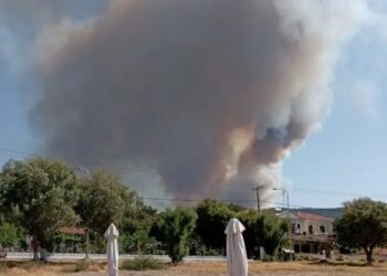 Φωτιά στα Βατερά Λέσβου – Μήνυμα για εκκένωση[Φωτογραφίες-Βίντεο]