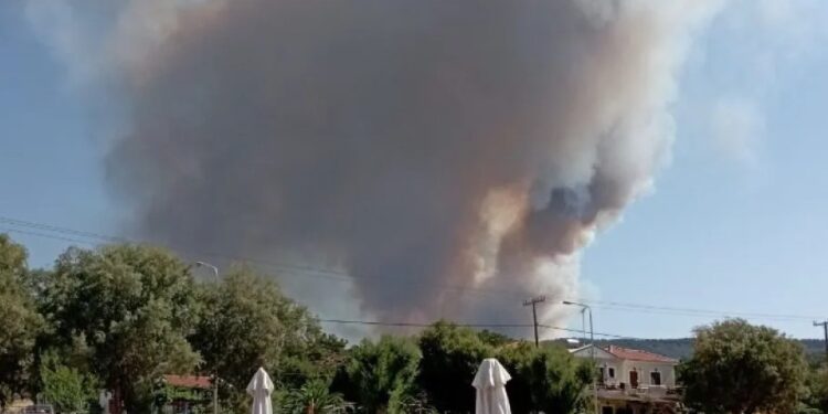 Φωτιά στα Βατερά Λέσβου – Μήνυμα για εκκένωση[Φωτογραφίες-Βίντεο]