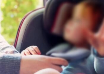 Απίστευτη Τραγωδία: Αφηρημένος πατέρας… ξέχασε βρέφος στο αυτοκίνητο και πέθανε απο θερμοπληξία