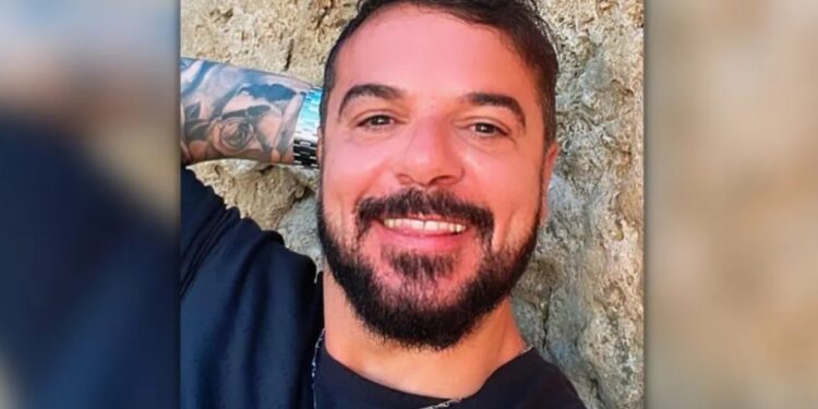 Alldaynews.gr Τριαντάφυλλος: Χορεύει πάνω στην μπάρα και του ανάβουν βεγγαλικά