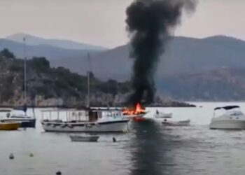 Τολό: Έκρηξη σε σκάφος έξω από το λιμάνι-Δυο γυναίκες τραυματίες[video]