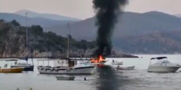 Τολό: Έκρηξη σε σκάφος έξω από το λιμάνι-Δυο γυναίκες τραυματίες[video]