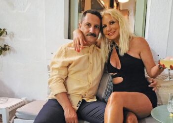 Στέλλα Μπεζαντάκου: Φουλ ερωτευμένη με τον σύζυγό της στην Πάτμο[photos]