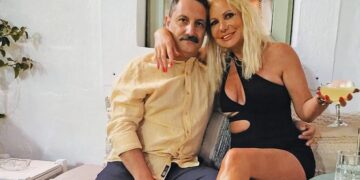 Στέλλα Μπεζαντάκου: Φουλ ερωτευμένη με τον σύζυγό της στην Πάτμο[photos]