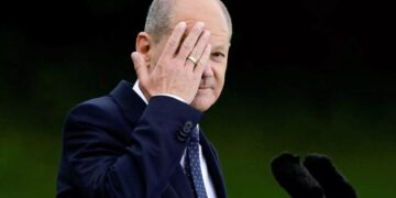 Alldaynews.gr Ο Όλαφ Σολτς και η σύζυγός του πέταξαν στα σκουπίδια απόρρητα έγγραφα