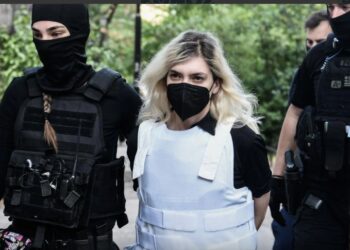 ”Μπήκες σαν τις ντίβες” – Σφοδρές αντιδράσεις για την εμφάνιση της Ρούλας Πισπιρίγκου στην Ευελπίδων[Φωτογραφίες]