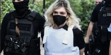 ”Μπήκες σαν τις ντίβες” – Σφοδρές αντιδράσεις για την εμφάνιση της Ρούλας Πισπιρίγκου στην Ευελπίδων[Φωτογραφίες]