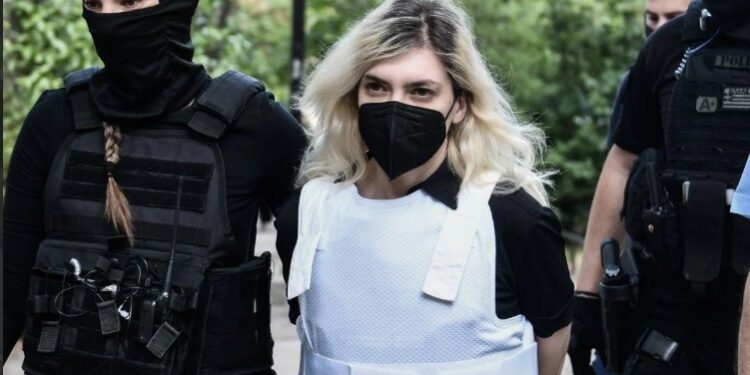 ”Μπήκες σαν τις ντίβες” – Σφοδρές αντιδράσεις για την εμφάνιση της Ρούλας Πισπιρίγκου στην Ευελπίδων[Φωτογραφίες]