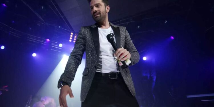 Κωνσταντίνος Αργυρός: Θαυμάστρια του πέταξε σουτιέν στη Χαλκίδα[video]