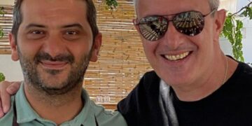 Alldaynews.gr Νίκος Χατζηνικολάου: Έφαγε στο εστιατόριο του θείου Λεό στην Αντίπαρο