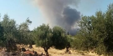 Alldaynews.gr Μεγάλη φωτιά στη Μάνδρα – Εκκένωση δύο οικισμών