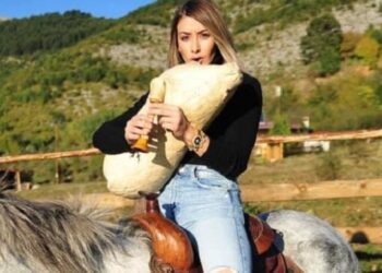 Δεν άφησαν νεαρή μουσικό να ανέβει στη σκηνή επειδή φορούσε… σορτσάκι[video]