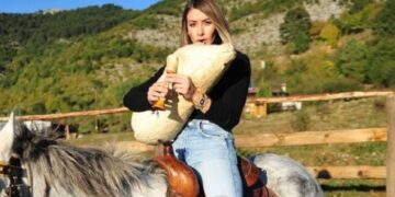 Δεν άφησαν νεαρή μουσικό να ανέβει στη σκηνή επειδή φορούσε… σορτσάκι[video]