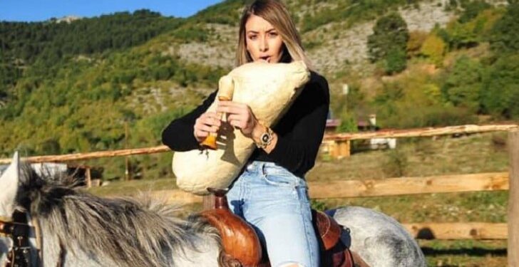 Δεν άφησαν νεαρή μουσικό να ανέβει στη σκηνή επειδή φορούσε… σορτσάκι[video]