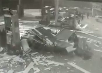 Βίντεο σοκ: Εξερράγη αυτοκίνητο την ώρα που ο οδηγός έβαζε αέριο!