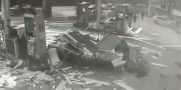 Alldaynews.gr Βίντεο σοκ: Εξερράγη αυτοκίνητο την ώρα που ο οδηγός έβαζε αέριο!