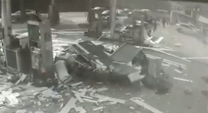 Alldaynews.gr Βίντεο σοκ: Εξερράγη αυτοκίνητο την ώρα που ο οδηγός έβαζε αέριο!