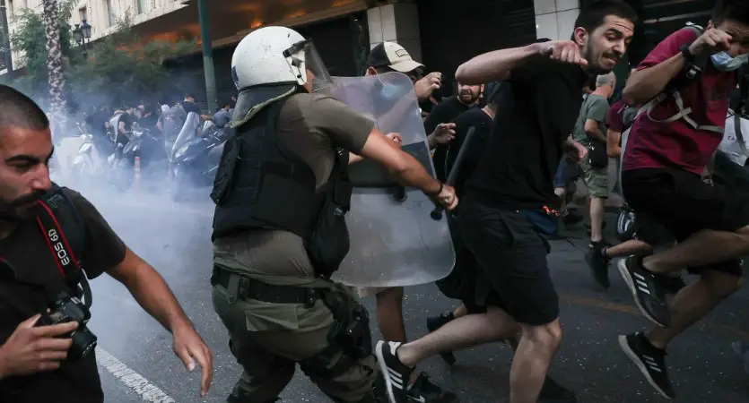 Σοβαρά επεισόδια στο κέντρο της Αθήνας σε συγκέντρωση για τον «τοξοβόλο» Γιάννη Μιχαηλίδη[video]