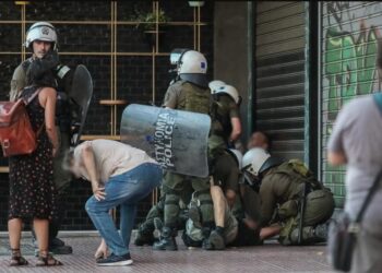 Σοβαρά επεισόδια στο κέντρο της Αθήνας σε συγκέντρωση για τον «τοξοβόλο» Γιάννη Μιχαηλίδη[video]