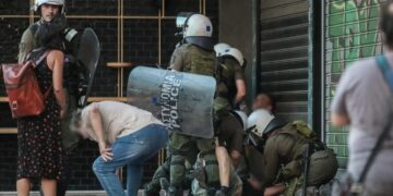 Σοβαρά επεισόδια στο κέντρο της Αθήνας σε συγκέντρωση για τον «τοξοβόλο» Γιάννη Μιχαηλίδη[video]