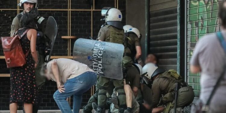 Σοβαρά επεισόδια στο κέντρο της Αθήνας σε συγκέντρωση για τον «τοξοβόλο» Γιάννη Μιχαηλίδη[video]