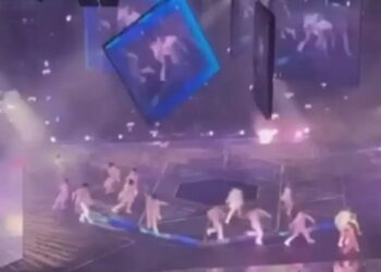 Τρομακτικό ατύχημα σε συναυλία-Κατέρρευσε γιγαντοοθόνη και πλάκωσε χορευτή[video]