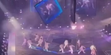 Τρομακτικό ατύχημα σε συναυλία-Κατέρρευσε γιγαντοοθόνη και πλάκωσε χορευτή[video]