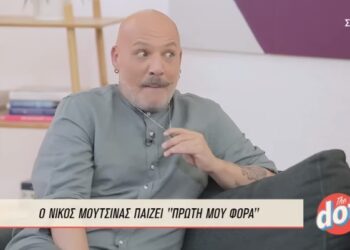Νίκος Μουτσινάς: «Φιλήθηκα με αγόρι και είπα στη μάνα μου “Πες ευχαριστώ γιατί δεν θα ανεχόσουν άλλη γυναίκα δίπλα μου”»