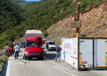 Σοκαριστικό Τροχαίο με επτά τραυματίες στον δρόμο Τρικάλων – Ιωαννίνων με «ιπτάμενο» κοντέινερ[photos]