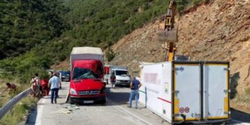 Σοκαριστικό Τροχαίο με επτά τραυματίες στον δρόμο Τρικάλων – Ιωαννίνων με «ιπτάμενο» κοντέινερ[photos]