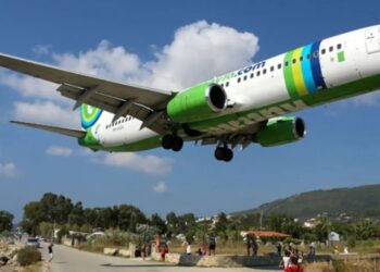 Σκιάθος: Οι τουρμπίνες αεροπλάνου έστειλαν τουρίστρια κυριολεκτικά… για μπάνιο – Δείτε το ξεκαρδιστικό βίντεο